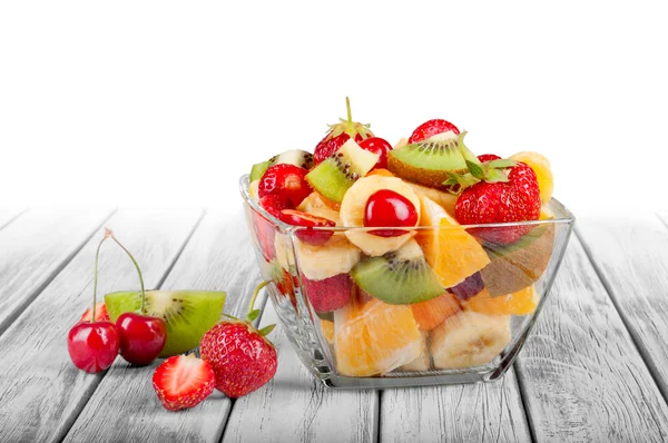 Tigela branca de salada de frutas frescas e saudáveis em fundo de madeira — Fotografia de Stock