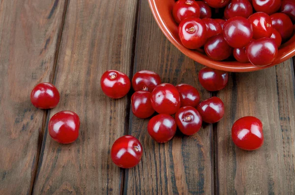 Cerejas na mesa de madeira — Fotografia de Stock