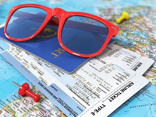 Concepto de viaje. Pasaportes, billetes de avión y gafas de sol en el — Foto de Stock