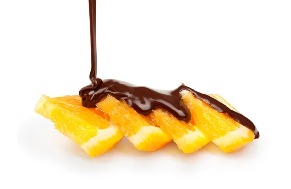 Fatias de laranja com chocolate derramado — Fotografia de Stock