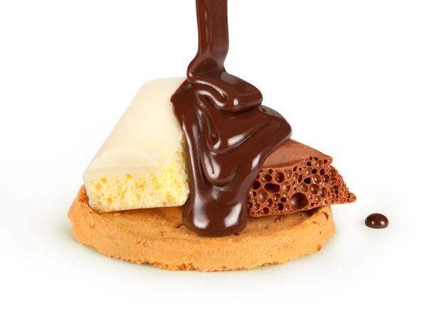 Chocolate derretido se vierte en una pila de chocolate con leche y cocinar — Foto de Stock
