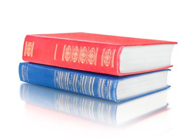 Beyazda izole edilmiş bir yığın eski kitap