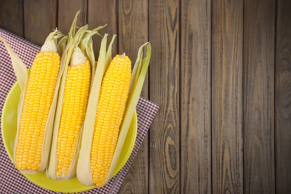 Granos de maíz maduro sobre fondo de madera —  Fotos de Stock