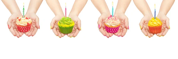 Collectie van cupcakes in hand geïsoleerd op witte achtergrond — Stockfoto