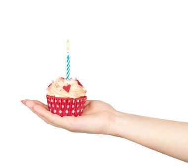 Beyaz arka plan üzerinde izole kek holding eller