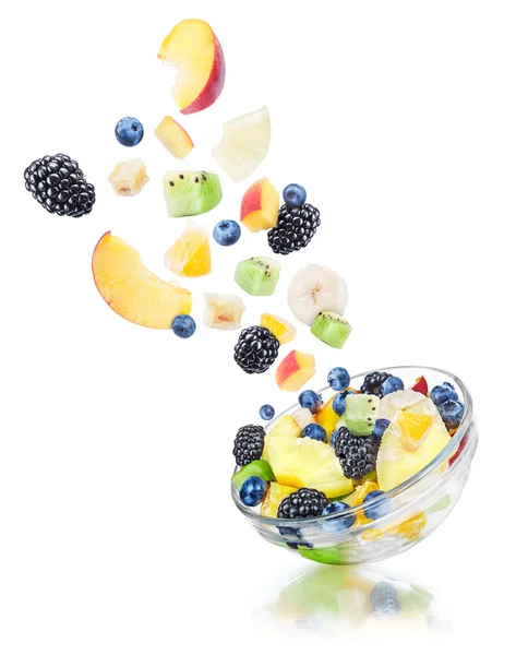 Queda de salada de frutas com os ingredientes no ar isolado em — Fotografia de Stock