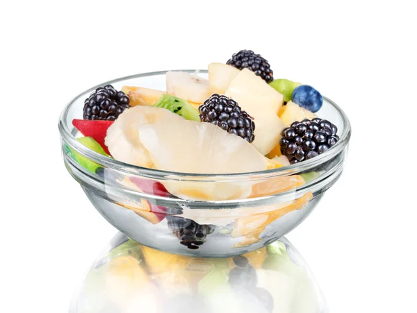 Sałatka owocowa w szklanej misce na białym tle — Zdjęcie stockowe