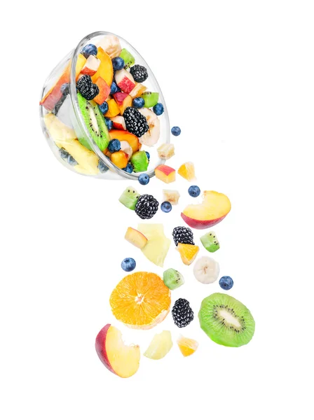 Létající ingredience pro ovocný salát s ovoce, jako jablka, oran — Stock fotografie