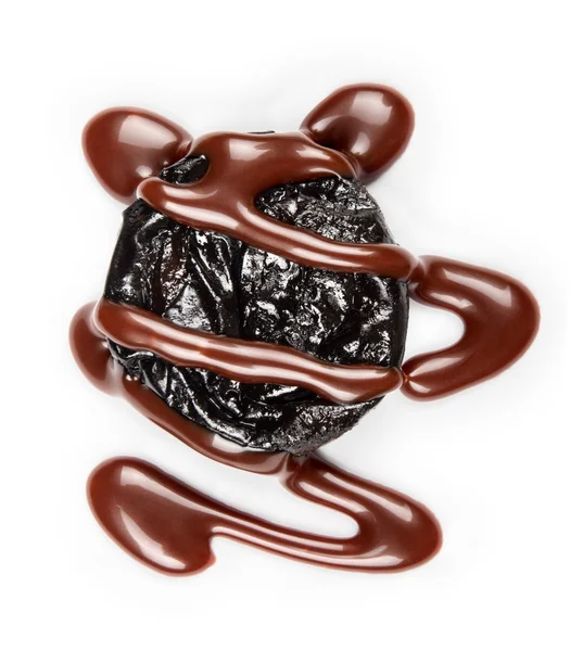Pflaume in Schokolade fließt auf weißem Hintergrund — Stockfoto