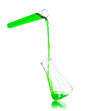 test tüpleri üzerinde beyaz izole yeşil sıvı ile