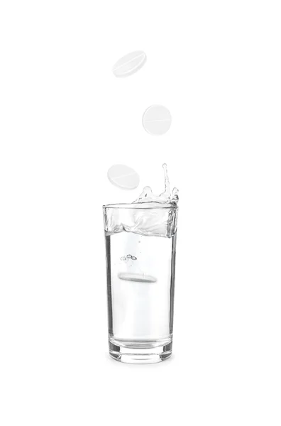 Medizintablette fällt ins Glas — Stockfoto