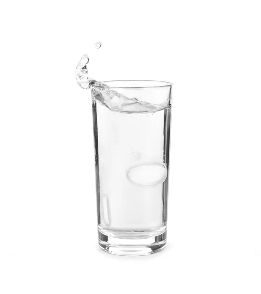 Comprimido en vaso de agua aislado en blanco —  Fotos de Stock