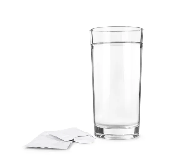 Glas mit Brausetablette. isoliert auf weiß — Stockfoto