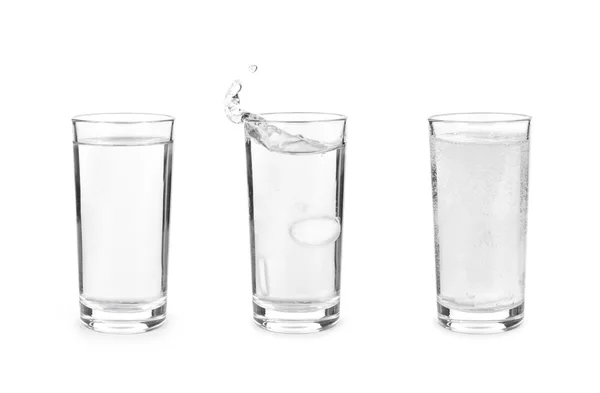 Glas mit Brausetablette in Wasser mit Blasen auf weißem Ba — Stockfoto