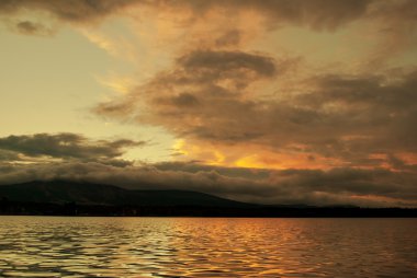 Göl günbatımı. Lapland, Finlandiya
