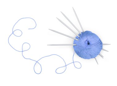 Konu üzerinde bir beyaz örgü iğne 