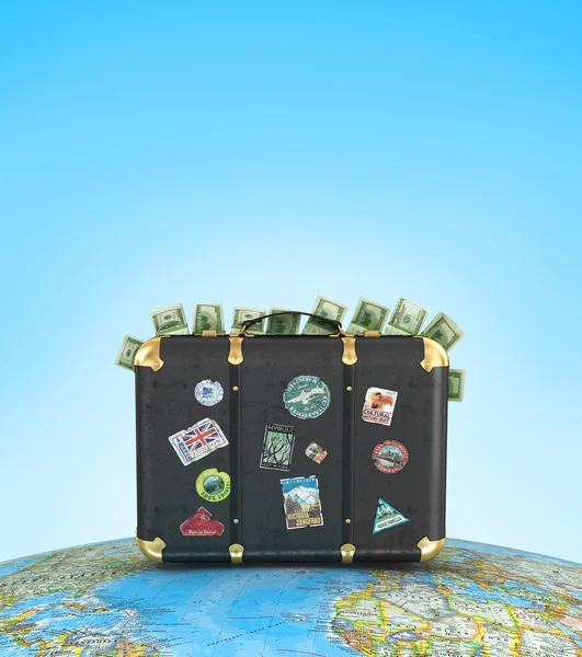Koffer mit Geldscheinen auf blauem Hintergrund — Stockfoto