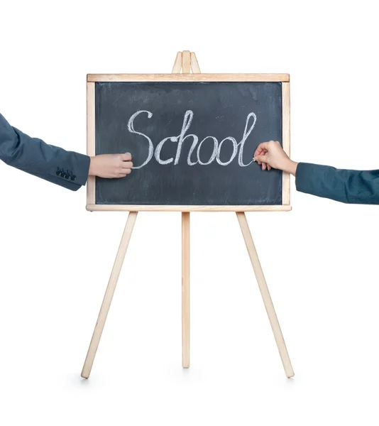 Hände schreiben das Wort "Schule" auf die Schultafel — Stockfoto