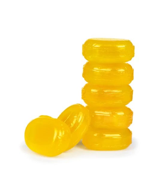 Una pila de caramelos amarillos sobre un fondo blanco aislado — Foto de Stock