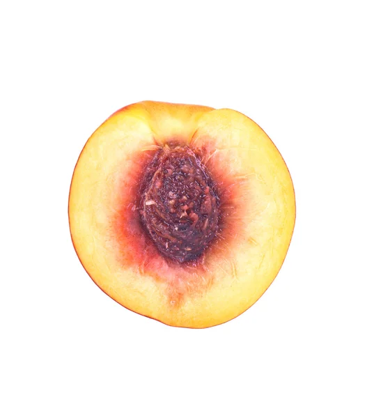 白い背景に分離されたモモ果実の半分 — ストック写真