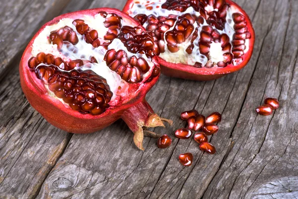 Frutta melograno su sfondo di legno — Foto Stock