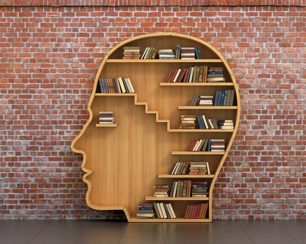 Concetto di allenamento. Libreria in legno piena di libri in forma di m — Foto Stock