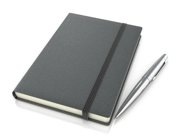 Caderno de couro preto e uma caneta de prata em um fundo branco . — Fotografia de Stock
