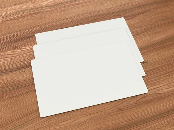 3 tarjetas de visita blancas en un bloque de madera . —  Fotos de Stock