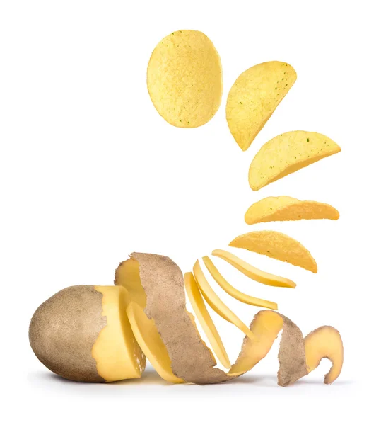 Картопля перетворюється на картопляні чіпси ізольовані на білому тлі — стокове фото