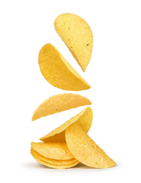 Картофельные чипсы падают в воздух на изолированном белом фоне — стоковое фото
