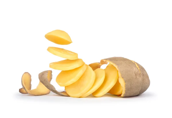 Oloupané brambory s kůží jako spirála kousky brambor fal — Stock fotografie