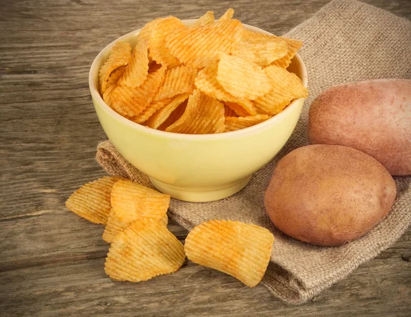 Chipsy w misce drewniane — Zdjęcie stockowe
