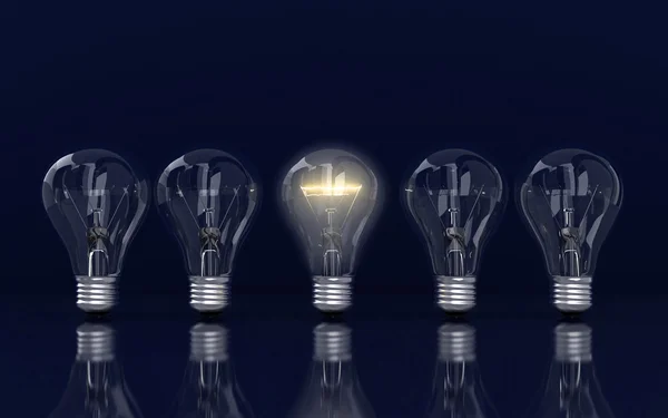 Glühbirne und Lampenreihe auf farbigem Hintergrund, Ideenkonzept — Stockfoto