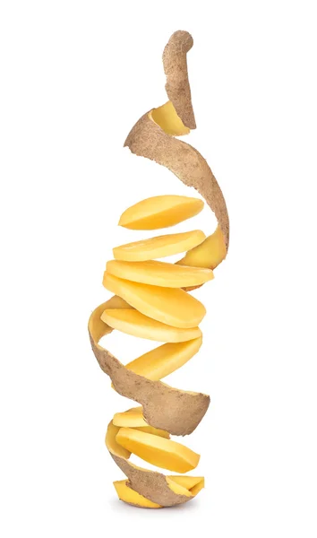 Patatas cortadas en pedazos con la cáscara en una espiral en el aire en — Foto de Stock