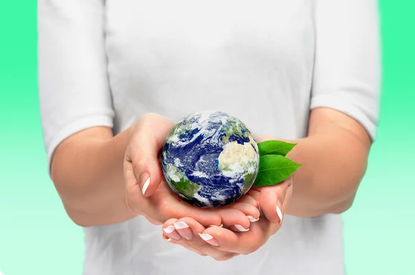 Earth in hands — Stock Photo, Image