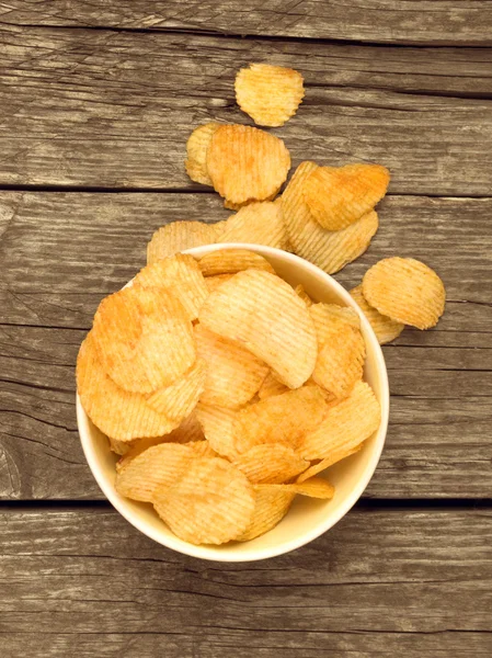 Chrupiące chipsy na drewniane tła — Zdjęcie stockowe