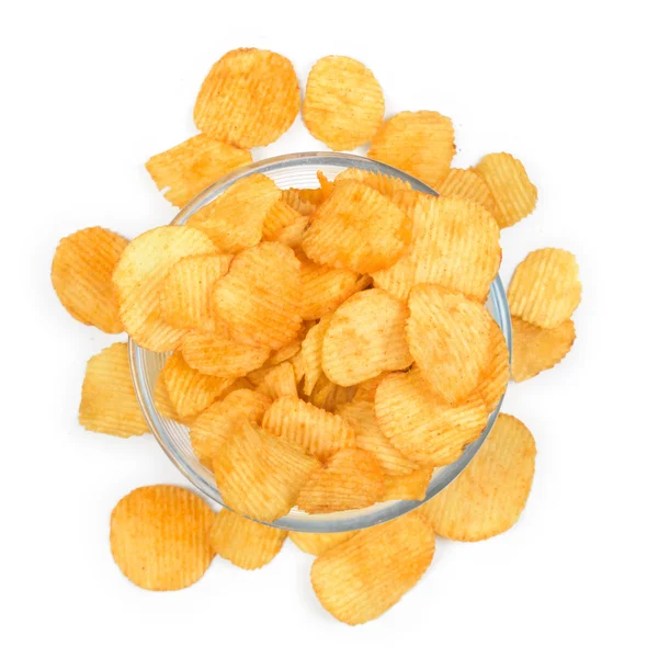 Potatischips i glasskål isolerad på vit bakgrund från toppen — Stockfoto