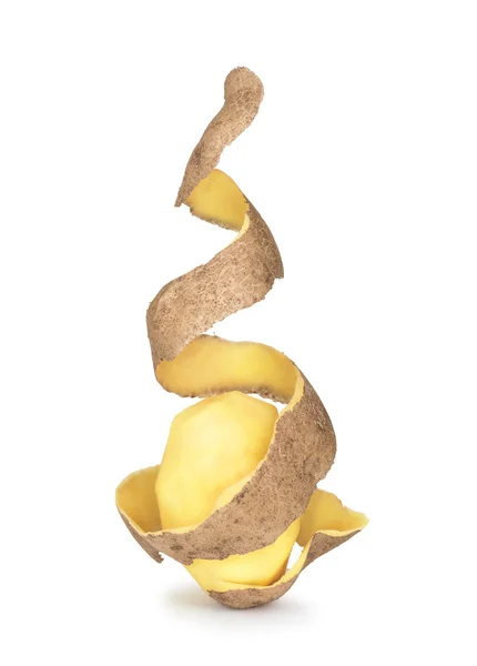 Geschälte Kartoffelschale in Form einer Spirale auf einer isolierten weißen — Stockfoto