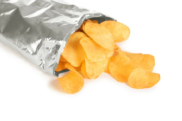 Potatischips i ett paket som isolerad på vit bakgrund — Stockfoto