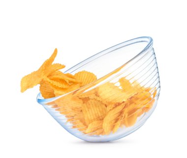 patates cipsi beyaz arka plan üzerinde izole düşen bir kapta