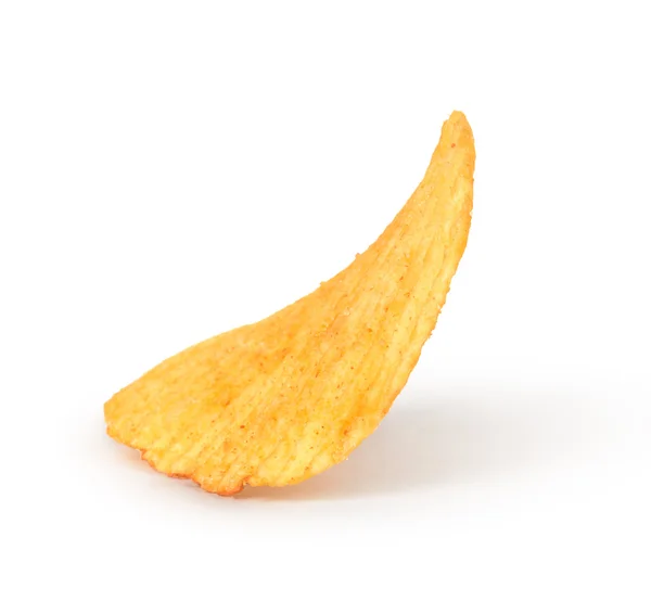 Enda potatis chip på vit bakgrund närbild — Stockfoto
