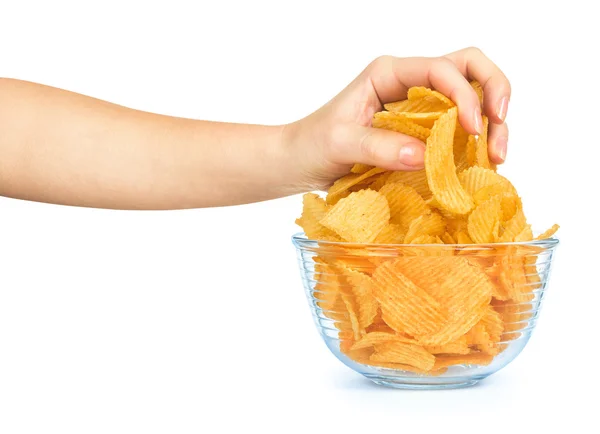 Mão leva um punhado de batatas fritas de uma tigela de vidro isolado — Fotografia de Stock