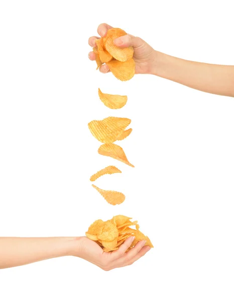 Weibliche Hand mit Chips isoliert auf weiß — Stockfoto