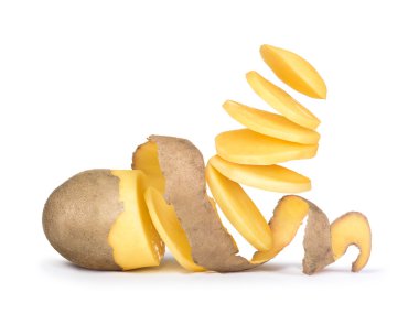 havada patates soyulmuş patates düşen patates parçaları