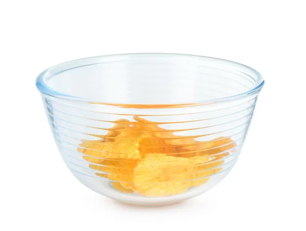 Картофельные чипсы в стеклянной чаше на белом фоне — стоковое фото