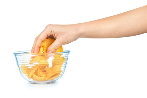 La mano toma un puñado de papas fritas de un tazón transparente —  Fotos de Stock