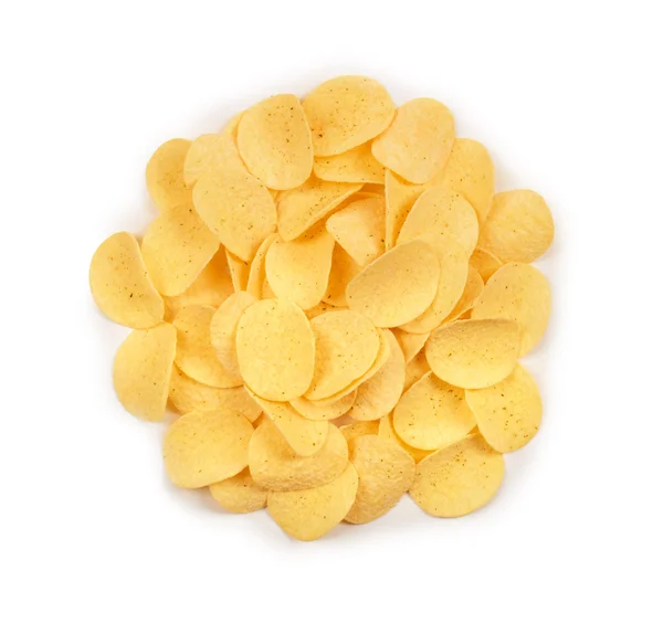 Куча картофельных чипсов на белом фоне — стоковое фото