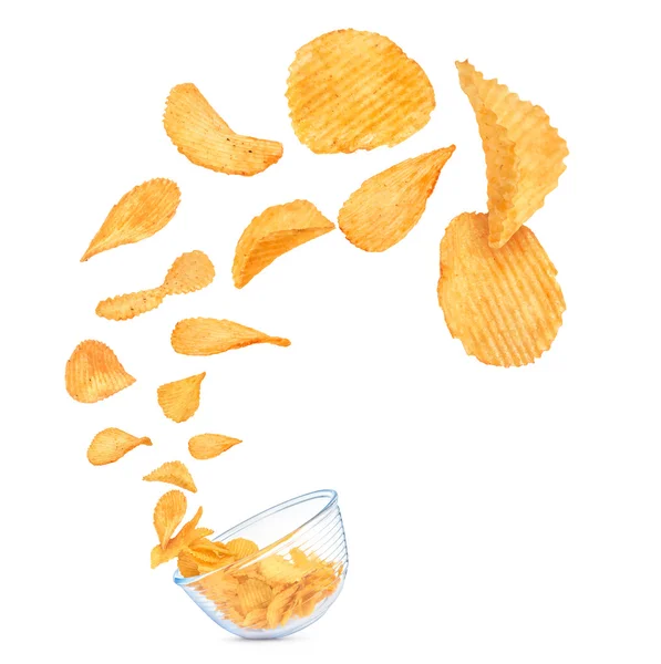 Картопляні чіпси в повітрі падають в миску ізольовані на білому фоні — стокове фото
