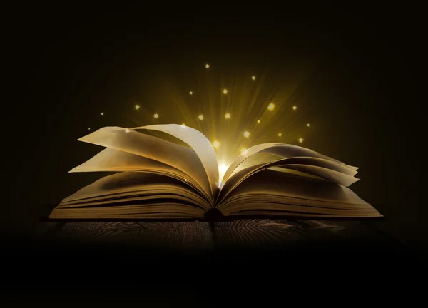 Imagem de livro mágico aberto com luzes mágicas — Fotografia de Stock