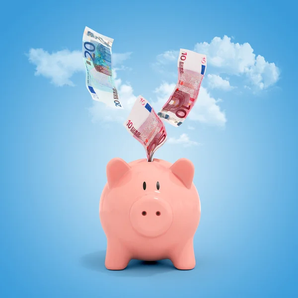Alá tartozó vagy repül ki egy rózsaszín malacka bank euro számlák elkülönítése — Stock Fotó